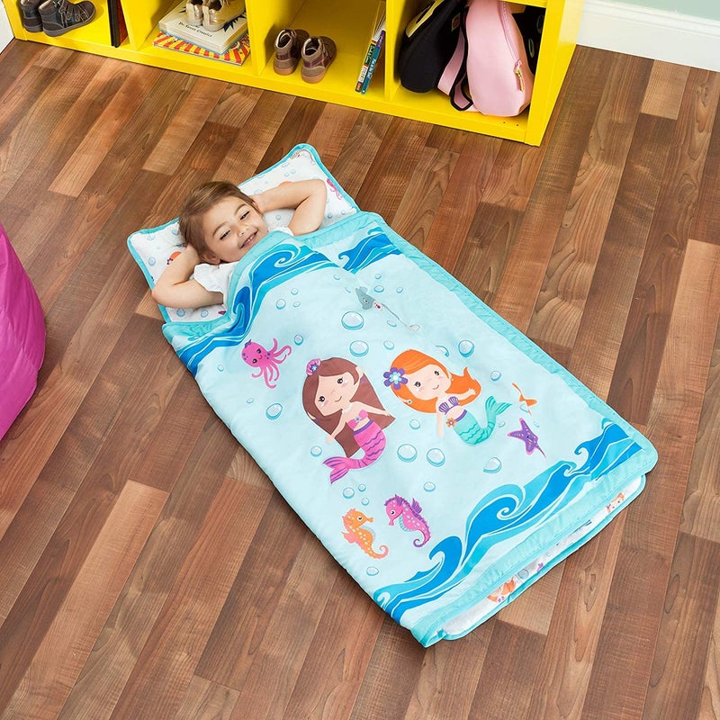 EVERYDAY KIDS حصيرة نوم للأطفال الصغار كل يوم مع وسادة قابلة للإزالة - حوريات البحر تحت الماء - مقبض حمل مع إغلاق بأشرطة تثبيت، تصميم قابل للتدوير، ميكروفايبر ناعم لمرحلة ما قبل المدرسة، حقيبة نوم للرعاية النهارية، للأعمار من 2-6 سنوات - Image 3